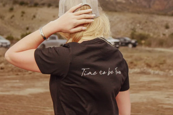 polera-time-to-be-free-negro-3